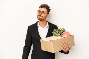 Beyaz arka planda hedeflerine ve amaçlarına ulaşma hayalleri kuran Kafkasyalı genç iş adamı işinden kovuldu.