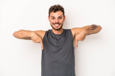 Beyaz arka planda izole edilmiş genç beyaz bir adam parmakları aşağıda, olumlu bir his var..