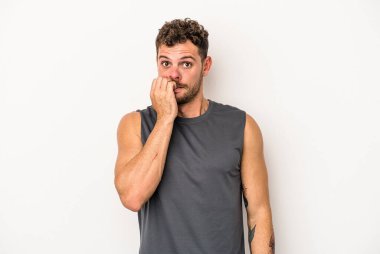 Beyaz arka planda izole edilmiş, tırnak yiyen, gergin ve endişeli genç bir beyaz adam..