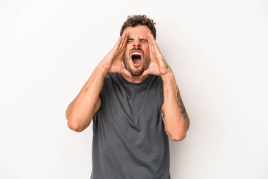 Beyaz arka planda izole edilmiş beyaz bir adam heyecanlı bir şekilde bağırıyor..