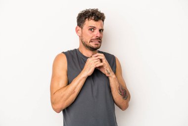 Beyaz arka planda izole edilmiş genç beyaz adam korkmuş ve korkmuş..