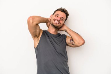 Beyaz arka planda izole edilmiş genç beyaz adam kollarını uzatıyor, rahat bir konumda..