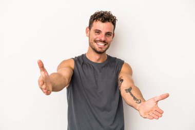 Beyaz arka planda izole edilmiş beyaz bir genç hoş bir ifade sergiliyor..