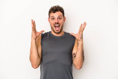 Beyaz arka planda izole edilmiş genç beyaz adam gökyüzüne haykırıyor, yukarı bakıyor, hayal kırıklığına uğramış..