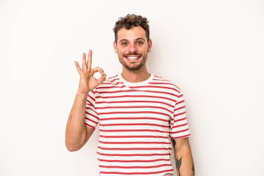 Beyaz arka planda izole edilmiş genç beyaz bir adam neşeli ve kendinden emin..