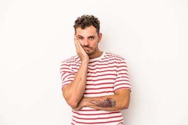 Beyaz arka planda izole edilmiş, sıkılmış, yorgun ve dinlenmeye ihtiyacı olan genç beyaz bir adam..