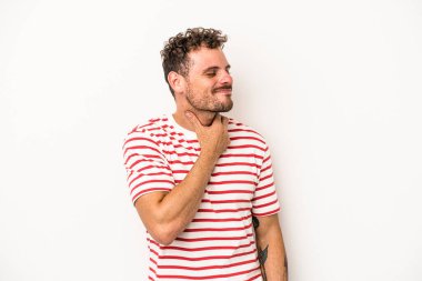 Beyaz arka planda izole edilmiş genç beyaz bir adam virüs veya enfeksiyon yüzünden boğazında ağrı hissediyor..