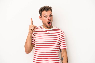 Beyaz arka planda izole genç beyaz adam bir fikri, ilham konsepti var.