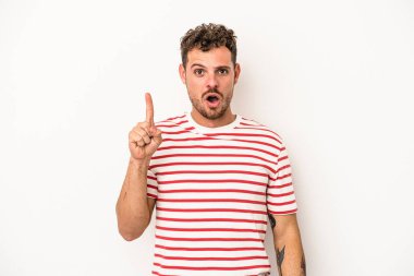 Beyaz arka planda izole edilmiş beyaz bir genç adam, yaratıcılık kavramı, harika bir fikre sahip..