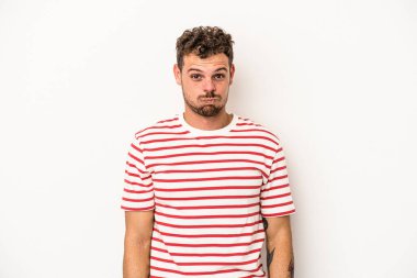 Beyaz arka planda izole olmuş beyaz tenli genç adamın yanakları şişer, yorgun bir ifadesi vardır. Yüz ifadesi kavramı.