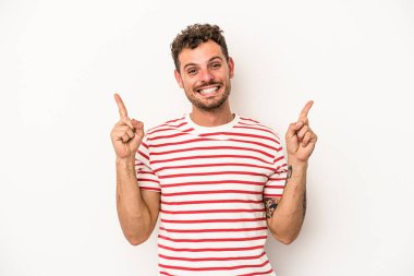 Beyaz arka planda izole genç beyaz adam işaret iki ön parmakları boş bir boşluk gösteren.