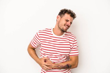 Beyaz arka planda karaciğer ağrısı çeken, karnı ağrıyan genç beyaz bir adam..