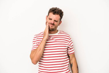 Beyaz arka planda izole genç beyaz adam güçlü bir diş ağrısı, azıdişi ağrısı var..