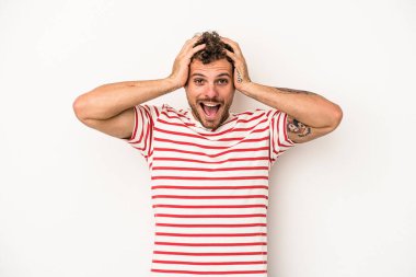 Beyaz arka planda izole olmuş genç beyaz bir adam çığlık atıyor, çok heyecanlı, tutkulu, bir şeyden memnun..