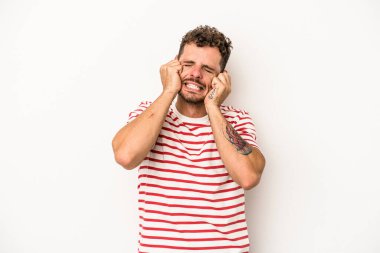 Beyaz arka planda izole edilmiş beyaz bir adam ağlıyor, bir şeyden memnun değil, acı ve kafa karışıklığı konsepti..