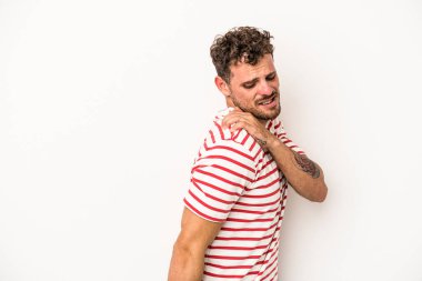 Beyaz arka planda izole edilmiş, omuz ağrısı olan genç beyaz bir adam..
