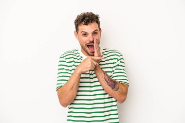 Beyaz arka planda izole edilmiş genç beyaz bir adam bir dedikodu söylüyor, bir haber sunuyor..