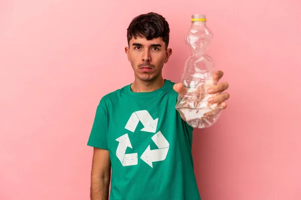 Jeune Homme Métis Recyclé Plastique Isolé Sur Fond Rose — Photo