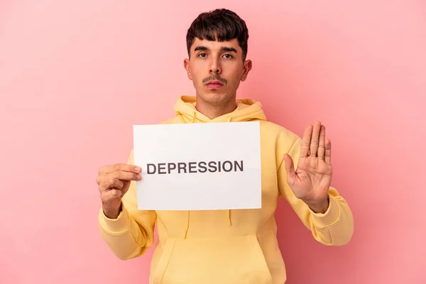 Mladý Smíšená Rasa Muž Drží Deprese Plakát Izolované Růžovém Pozadí — Stock fotografie