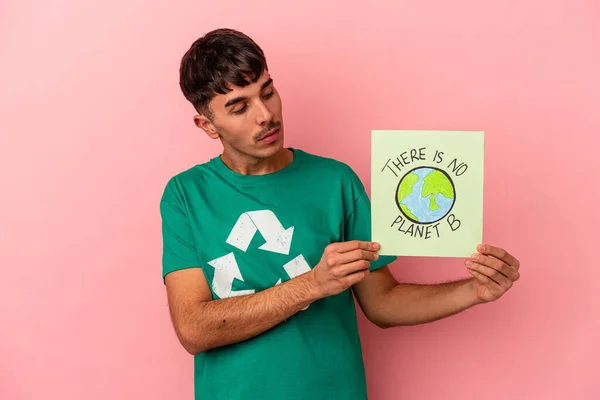 Jovem Mestiço Segurando Não Planeta Cartaz Isolado Fundo Rosa — Fotografia de Stock