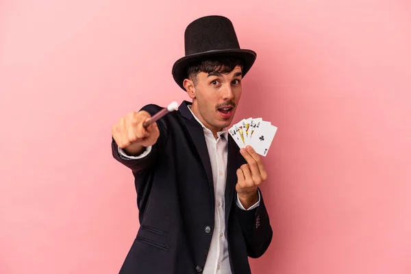 Mladý Kavkazský Čaroděj Muž Drží Magické Karty Hůlka Izolované Bílém — Stock fotografie
