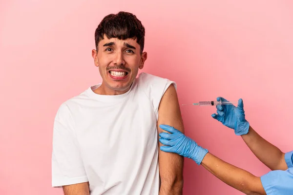 Jonge Gemengde Ras Man Krijgen Van Het Vaccin Geïsoleerd Roze — Stockfoto