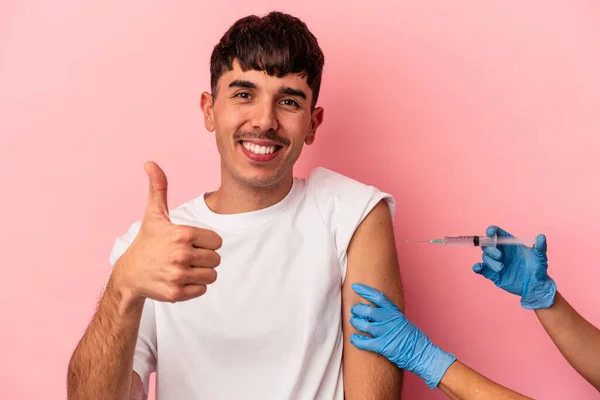 Jonge Gemengde Ras Man Krijgen Van Het Vaccin Geïsoleerd Roze — Stockfoto