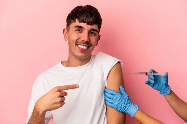 Joven Hombre Raza Mixta Recibiendo Vacuna Aislada Sobre Fondo Rosa — Foto de Stock