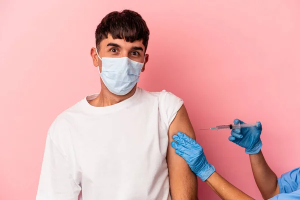 Joven Hombre Raza Mixta Recibiendo Vacuna Aislada Sobre Fondo Rosa — Foto de Stock