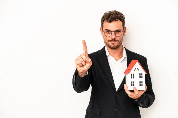 Joven Bienes Raíces Caucásicos Sosteniendo Una Casa Juguete Aislado Sobre — Foto de Stock