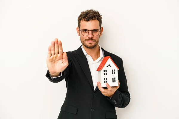 Joven Bienes Raíces Caucásicos Sosteniendo Una Casa Juguete Aislado Sobre — Foto de Stock