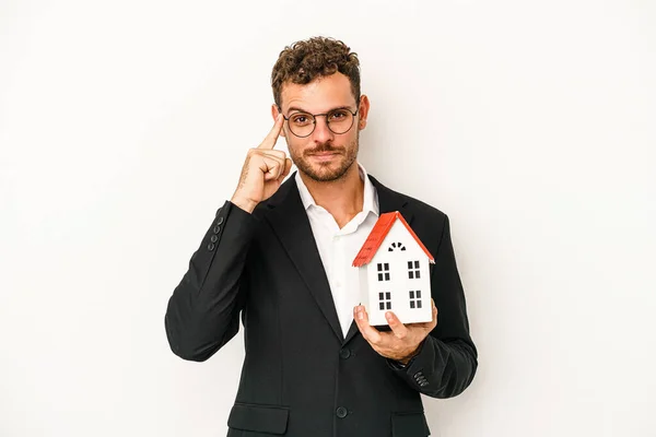 Junge Kaukasische Immobilien Halten Ein Spielzeughaus Isoliert Auf Weißem Hintergrund — Stockfoto