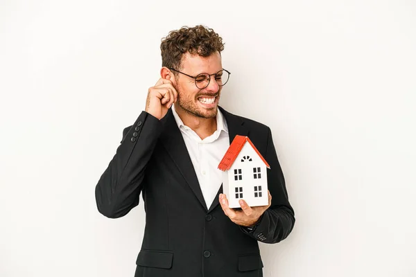 Jong Kaukasisch Onroerend Goed Met Een Speelgoed Huis Geïsoleerd Witte — Stockfoto