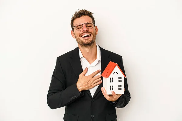 Joven Bienes Raíces Caucásicos Sosteniendo Una Casa Juguete Aislado Sobre — Foto de Stock