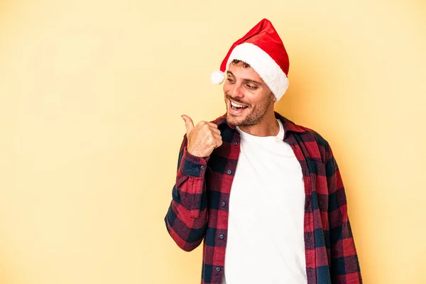 Junger Kaukasischer Mann Feiert Weihnachten Isoliert Auf Gelbem Hintergrund Daumen — Stockfoto