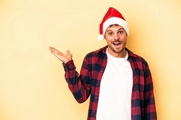 Junger Kaukasischer Mann Feiert Weihnachten Isoliert Auf Gelbem Hintergrund Zeigt — Stockfoto