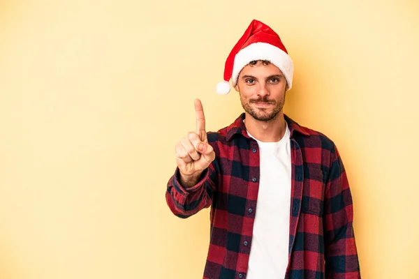 Junger Kaukasier Feiert Weihnachten Isoliert Auf Gelbem Hintergrund Und Zeigt — Stockfoto