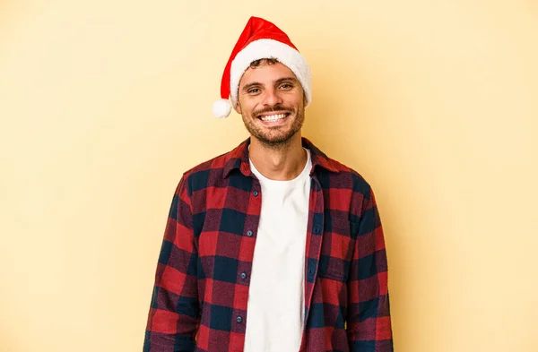 Junger Kaukasischer Mann Feiert Weihnachten Isoliert Auf Gelbem Hintergrund Glücklich — Stockfoto