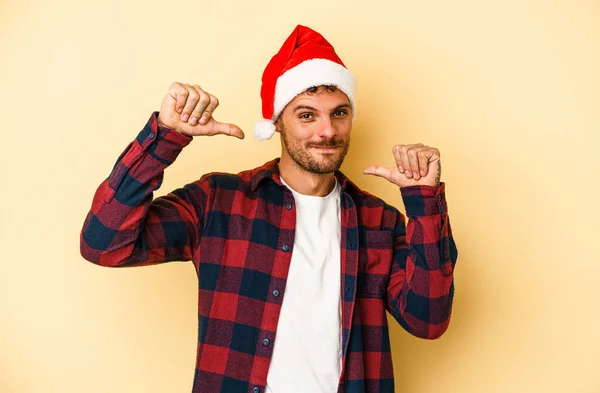 Jonge Blanke Man Viert Kerstmis Geïsoleerd Gele Achtergrond Voelt Trots — Stockfoto