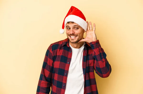Junger Kaukasischer Mann Feiert Weihnachten Isoliert Auf Gelbem Hintergrund Und — Stockfoto