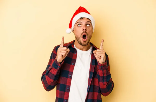 Junger Kaukasischer Mann Feiert Weihnachten Isoliert Auf Gelbem Hintergrund Und — Stockfoto