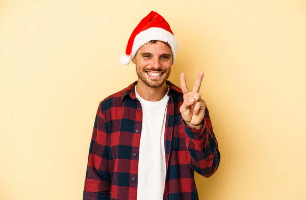 Junger Kaukasischer Mann Feiert Weihnachten Isoliert Auf Gelbem Hintergrund Und — Stockfoto