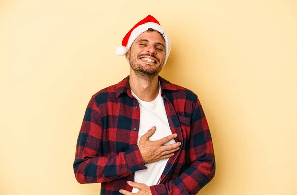 Junger Kaukasischer Mann Feiert Weihnachten Isoliert Auf Gelbem Hintergrund Lacht — Stockfoto