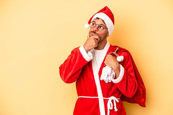 Jonge Blanke Man Vermomd Als Kerstman Geïsoleerd Gele Achtergrond Kijken — Stockfoto