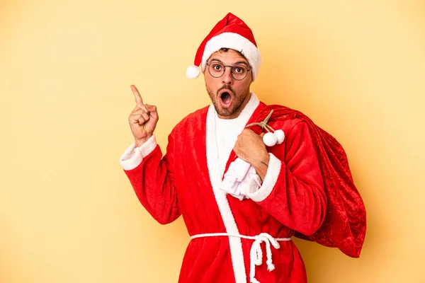 Jonge Blanke Man Vermomd Als Kerstman Geïsoleerd Gele Achtergrond Wijzend — Stockfoto