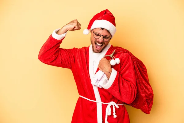 Jonge Blanke Man Vermomd Als Kerstman Geïsoleerd Gele Achtergrond Hef — Stockfoto