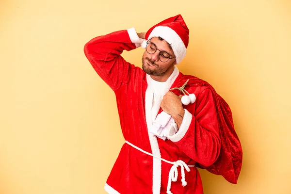 Jonge Blanke Man Vermomd Als Kerstman Geïsoleerd Gele Achtergrond Raken — Stockfoto