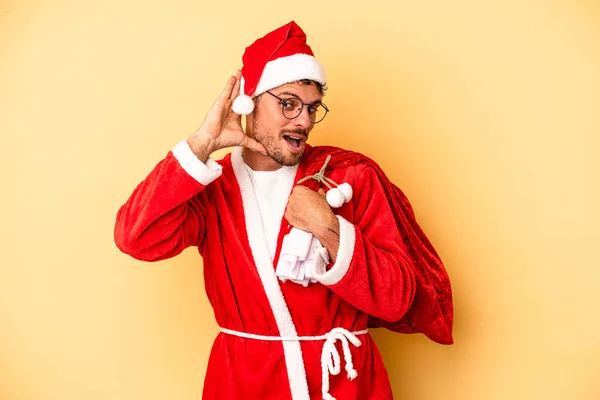 Jonge Blanke Man Vermomd Als Kerstman Geïsoleerd Gele Achtergrond Proberen — Stockfoto