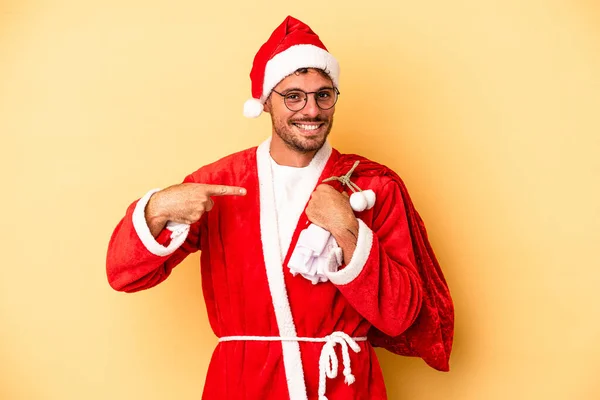 Junger Kaukasischer Mann Als Weihnachtsmann Verkleidet Isoliert Auf Gelbem Hintergrund — Stockfoto