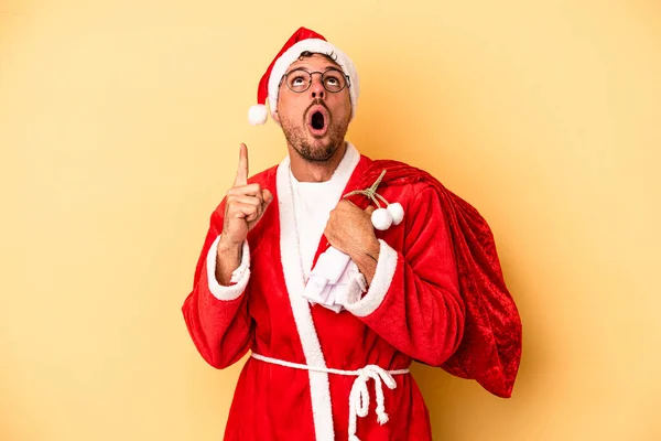 Jonge Blanke Man Vermomd Als Santa Geïsoleerd Gele Achtergrond Wijzen — Stockfoto